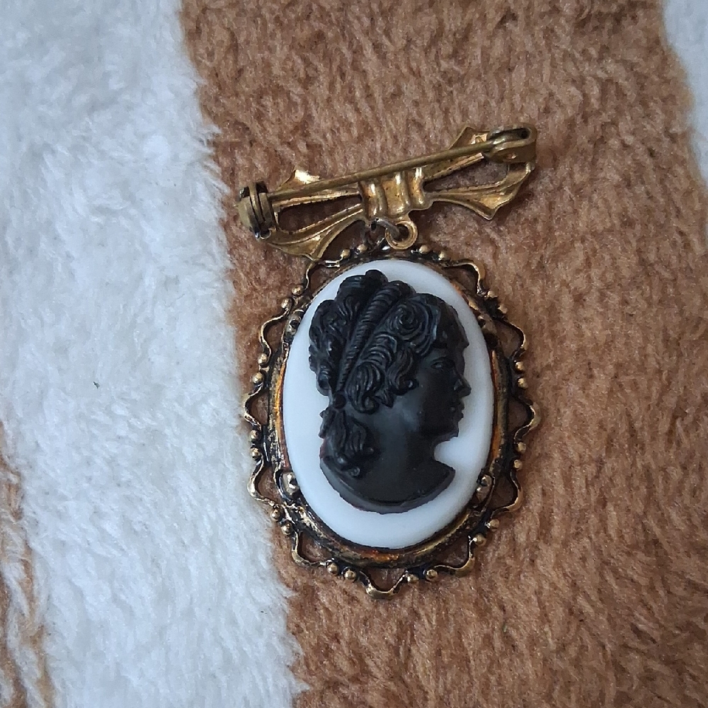 Vintage-Inspired Black and White Cameo Pendant Brooch